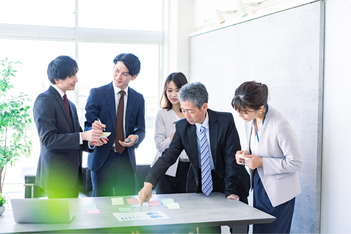 多様性のある5人のメンバーが打ち合わせを市ている画像
