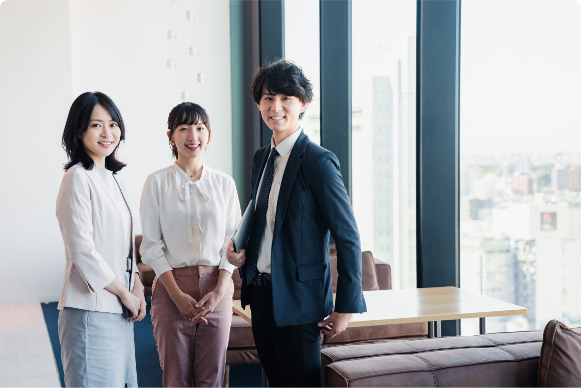 3人のメンバーが笑顔で並んでいる画像