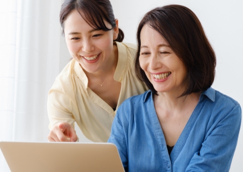 仕事のためにパソコンソフトを習う女性