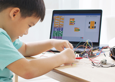 プログラミングを行う子供